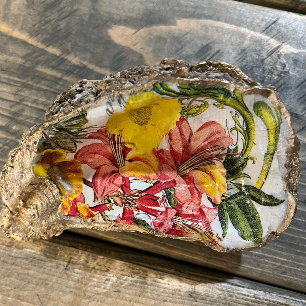 Natural oyster trinket shell